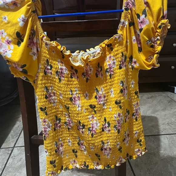 Yellow crop top size xl but fits large - Picture 2 of 2